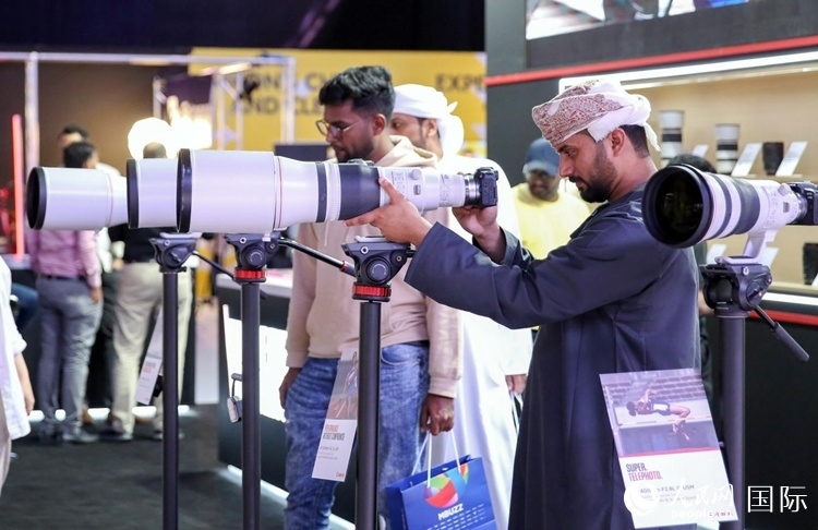參觀者在體驗(yàn)攝影設(shè)備。人民網(wǎng)塔里克·易卜拉欣攝