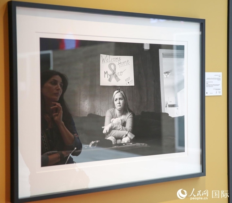 一名觀眾在觀賞攝影作品。人民網(wǎng)塔里克·易卜拉欣攝