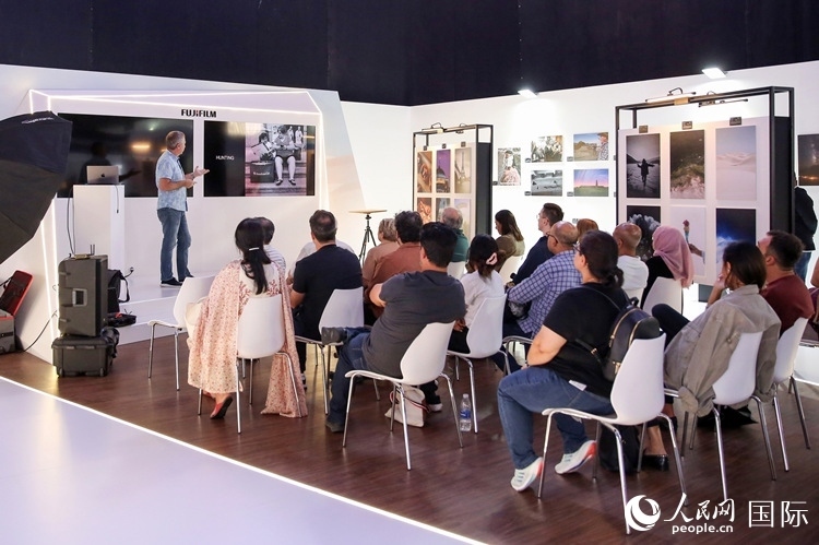 觀眾在參加攝影講座。人民網(wǎng)塔里克·易卜拉欣攝