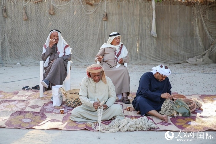 漁民演示制作漁網(wǎng)。人民網(wǎng) 塔里克·易卜拉欣攝