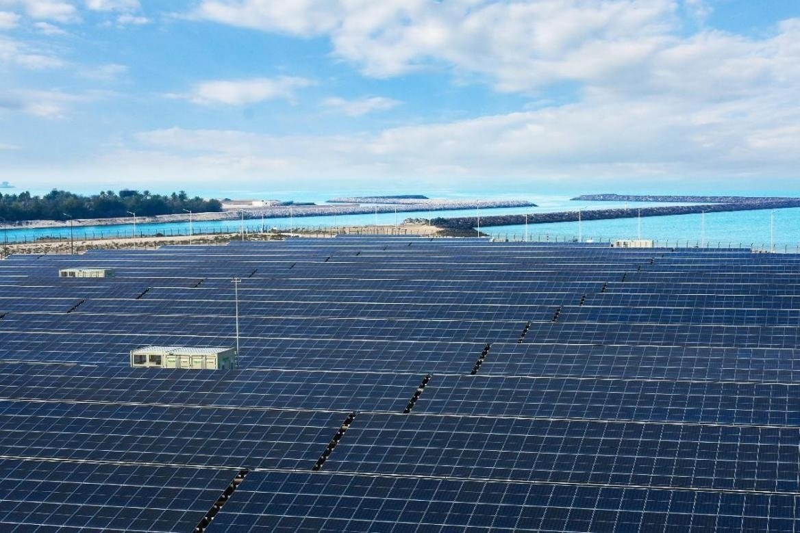 項(xiàng)目廣泛采用光伏補(bǔ)償發(fā)電系統(tǒng)，降低能源消耗。山東電建三公司供圖