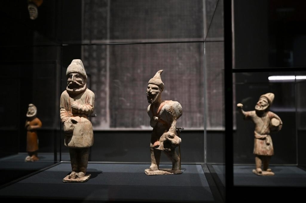 “歷史之遇——中國與西亞古代文明交流展”于1月12日至4月11日在故宮午門正殿展廳舉行。這是展出的陶彩繪人俑（1月10日攝）。新華社記者金良快攝