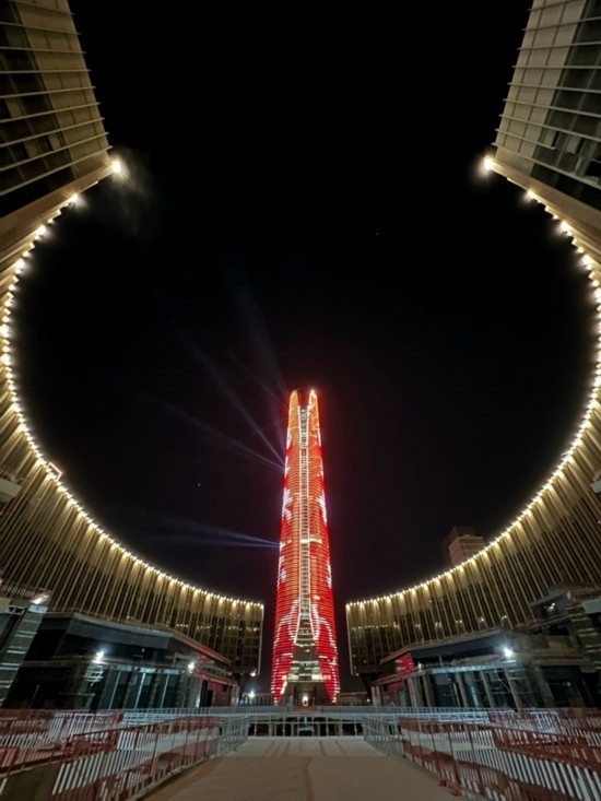  2024年2月9日，埃及開(kāi)羅以東建設(shè)中的埃及新行政首都中央商務(wù)區(qū)項(xiàng)目上演燈光秀，迎接龍年春節(jié)。新華社發(fā)（黎炳宏攝）