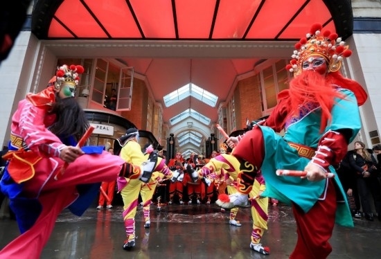  2024年2月10日，來(lái)自廣東普寧的英歌舞團(tuán)演員在英國(guó)倫敦伯靈頓拱廊街表演英歌舞。新華社記者 李穎 攝