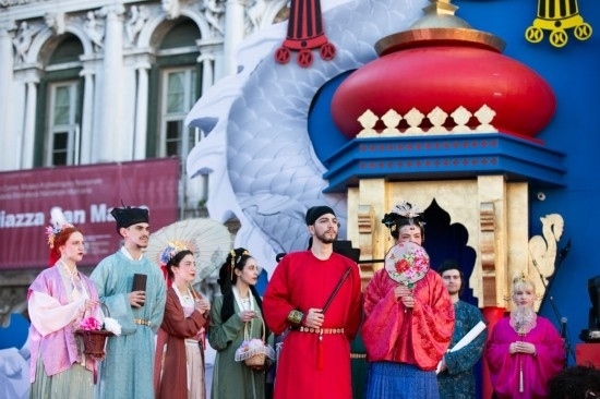  2024年2月13日，在意大利威尼斯，志愿者身著漢服進(jìn)行表演。新華社記者 李京 攝