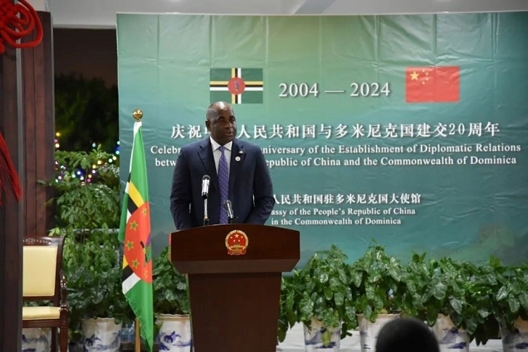 多米尼克總理斯凱里特在中多建交20周年招待會(huì)上致辭。中國(guó)駐多米尼克大使館供圖