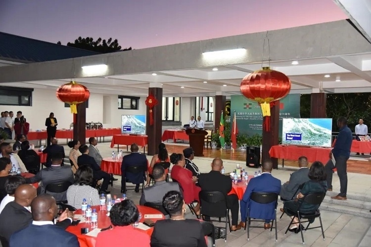 當(dāng)?shù)貢r(shí)間3月13日，慶祝中國(guó)與多米尼克建交20周年招待會(huì)在中國(guó)駐多大使館舉行。中國(guó)駐多米尼克大使館供圖