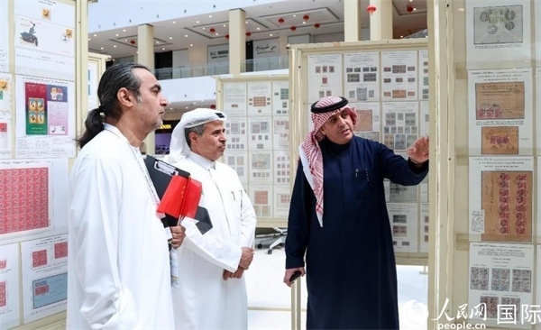 觀眾在欣賞集郵展作品。人民網(wǎng)記者 任皓宇攝