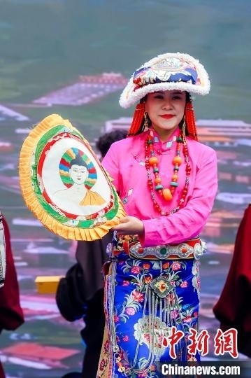 圖為身著民族服飾的演員們展示果洛特色產(chǎn)品。 果洛州文體旅游廣電局 供圖