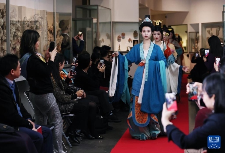 3月13日，在位于法國(guó)巴黎的吉美國(guó)立亞洲藝術(shù)博物館，模特展示敦煌復(fù)原服飾。新華社記者 高靜 攝