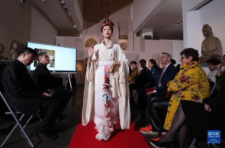 3月13日，在位于法國(guó)巴黎的吉美國(guó)立亞洲藝術(shù)博物館，模特展示敦煌復(fù)原服飾。新華社記者 高靜 攝