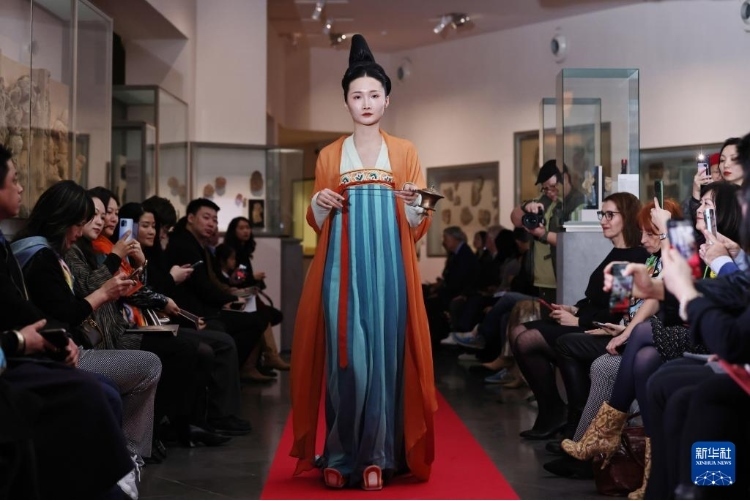 3月13日，在位于法國(guó)巴黎的吉美國(guó)立亞洲藝術(shù)博物館，模特展示敦煌復(fù)原服飾。新華社記者 高靜 攝