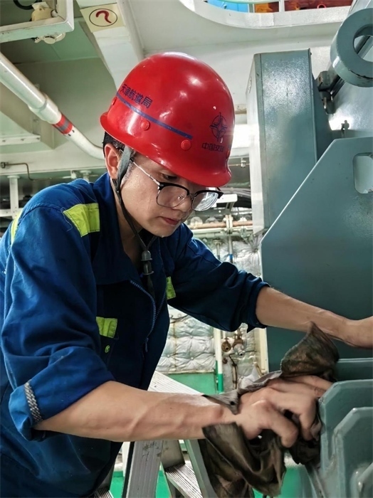 “天鯤號”工作人員正在對設(shè)備進行清潔維護?！疤祧H號”供圖