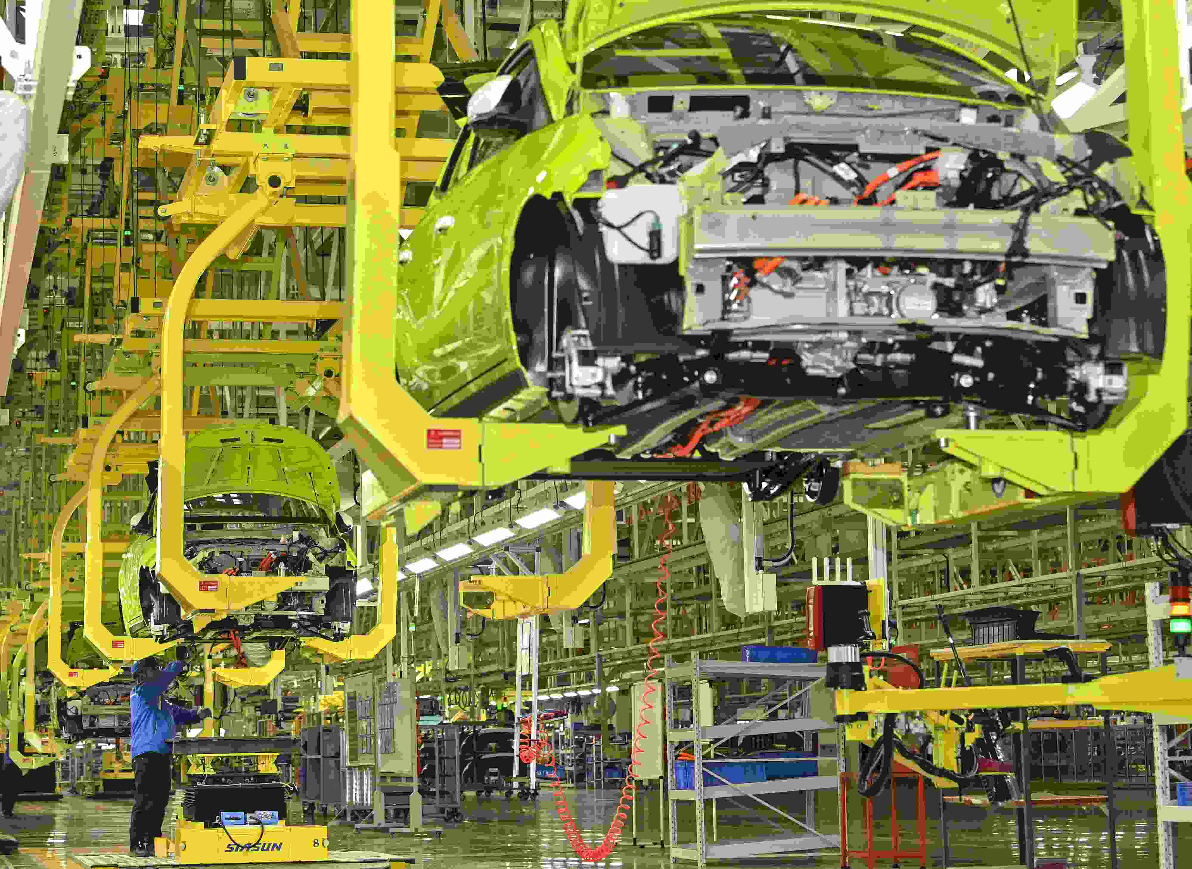 △ 2024年2月27日，一家新能源汽車公司的總裝車間生產(chǎn)線上，工人正在加緊生產(chǎn)趕訂單。