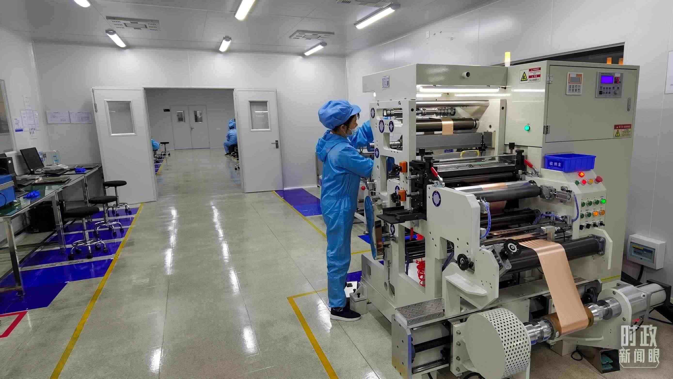 △企業(yè)員工將冷壓后的極片裁出規(guī)定尺寸，用于鋰電池制作。（總臺(tái)央視記者郭鴻拍攝）