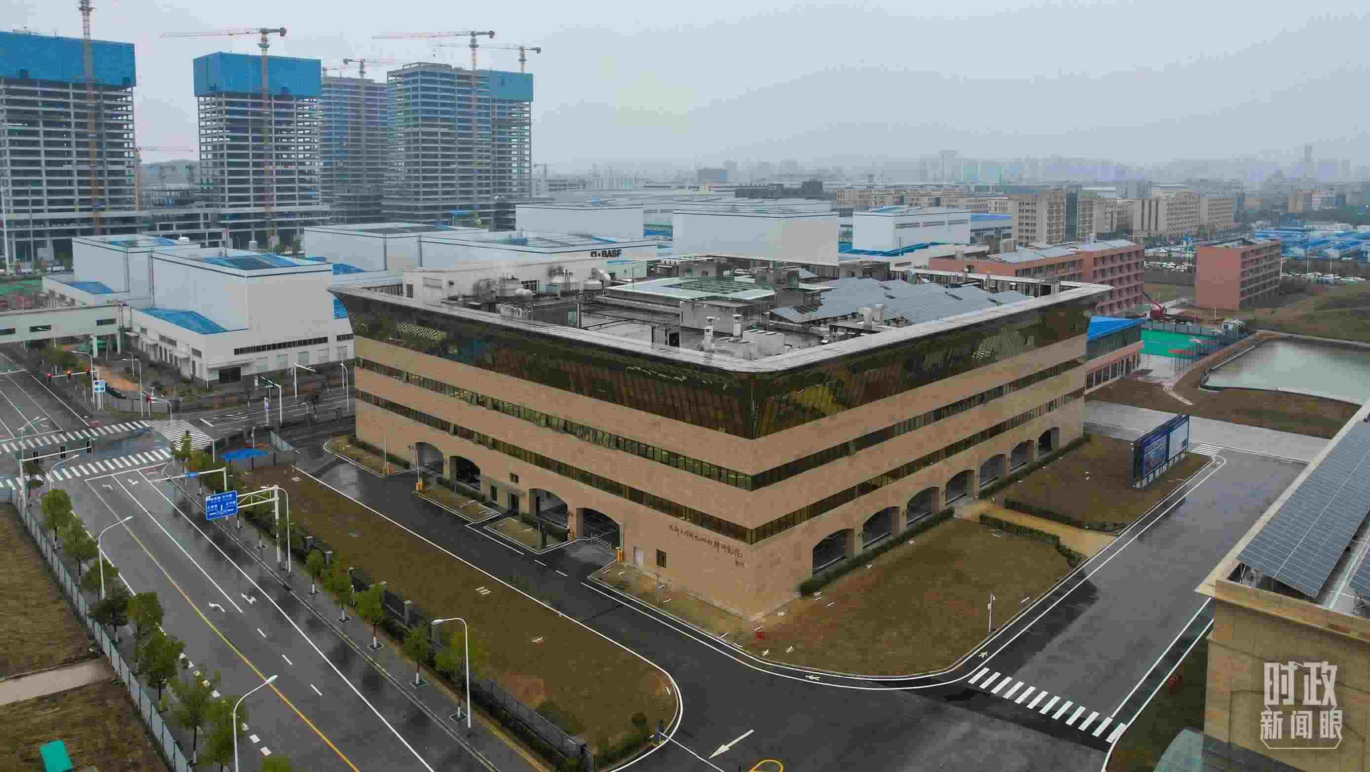 △巴斯夫杉杉電池材料研究院。（總臺(tái)央視記者范凱拍攝）