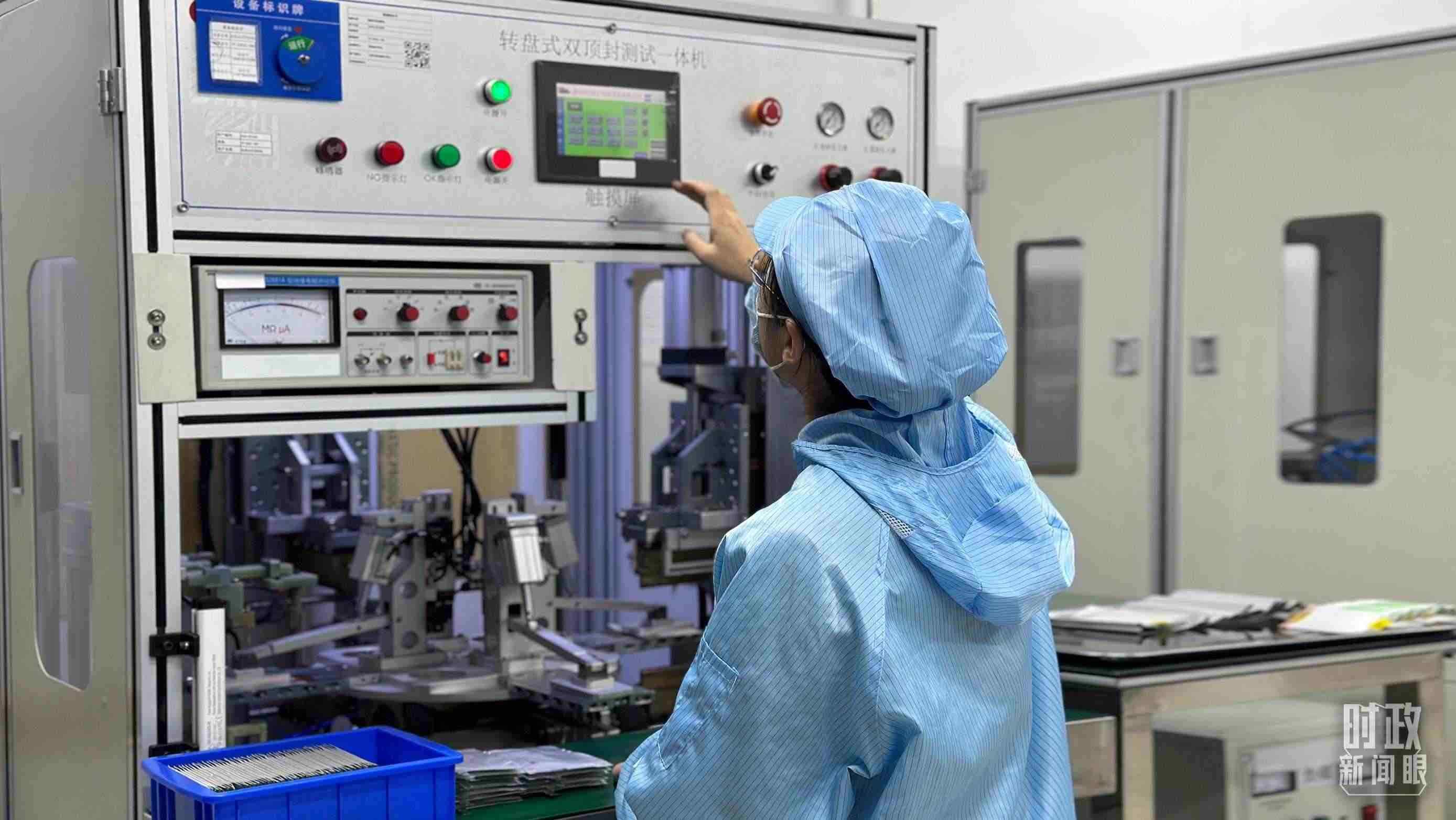 △企業(yè)電池技術(shù)中心內(nèi)，員工正在進(jìn)行電池封裝。（總臺(tái)央視記者盧心雨拍攝）