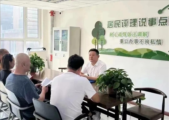 村（居）民評理說事點(diǎn)調(diào)解矛盾糾紛。遼寧省司法廳供圖