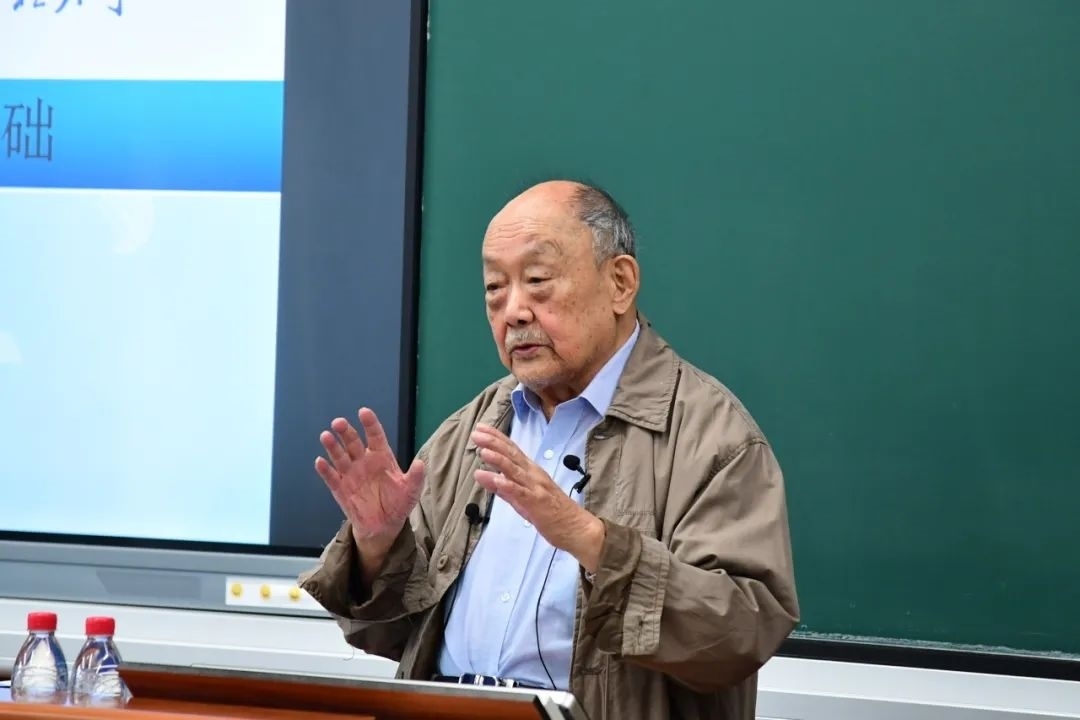 91歲的楊士莪院士“一站到底”為學(xué)生授課。哈爾濱工程大學(xué)供圖