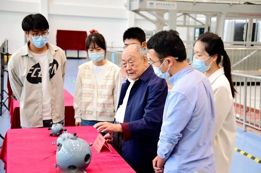 楊士莪院士在實(shí)驗(yàn)室指導(dǎo)學(xué)生。哈爾濱工程大學(xué)供圖