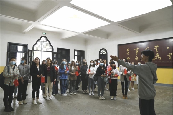 2021年5月20日，少數(shù)民族學(xué)生在湖南第一師范學(xué)院進(jìn)行紅色研學(xué)活動(dòng)，共同追尋那段紅色歲月的足跡。