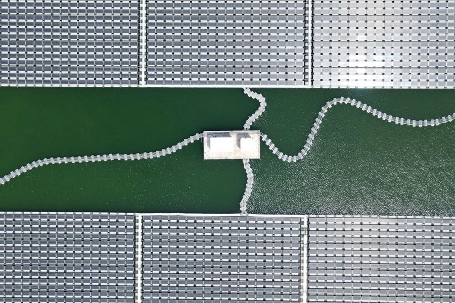 2022年8月25日拍攝的潁上縣毛圩水上光伏電站（無人機照片）。近年來，安徽省阜陽市潁上縣古城鎮(zhèn)積極推進采煤沉陷區(qū)治理工作，將昔日的采煤沉陷區(qū)建設(shè)成水上光伏電站，既減少占用土地面積，又能生產(chǎn)清潔能源。