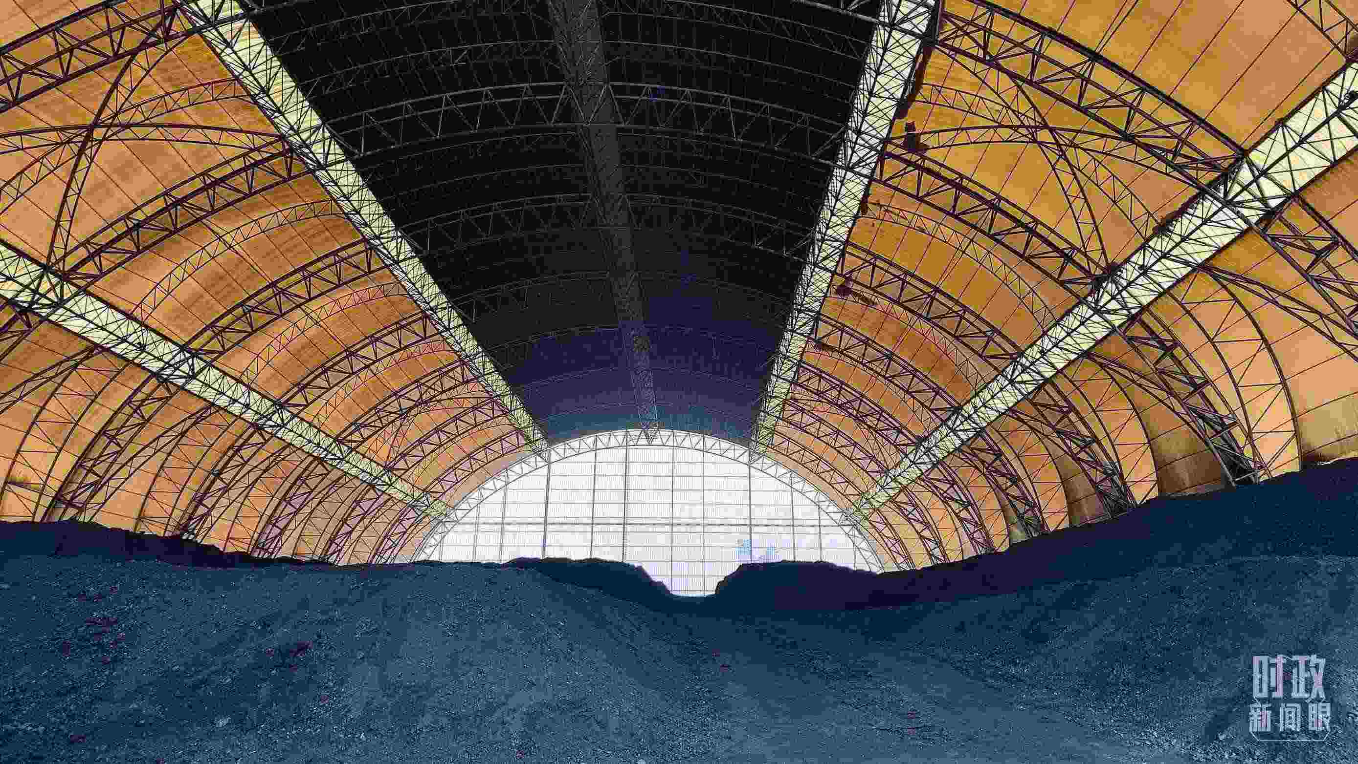 山西瑞光熱電有限責(zé)任公司儲煤場。2022年1月，習(xí)近平來到這里察看煤場儲煤情況。（總臺央視記者楊立峰拍攝）