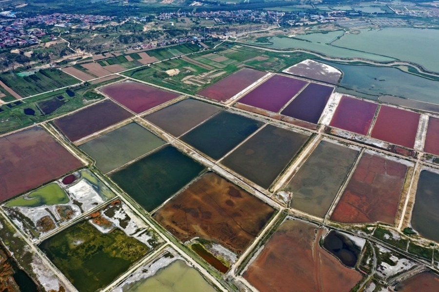 這是2023年7月11日拍攝的山西運城鹽湖一角（無人機照片）。按照“生態(tài)優(yōu)先、保護為主、適度開發(fā)”的原則，2020年9月，運城市全面停止鹽湖范圍內(nèi)的工業(yè)生產(chǎn)活動。近年來，千年鹽湖正在向生態(tài)保護、風貌重塑、產(chǎn)業(yè)轉(zhuǎn)型、全域旅游的“綠色發(fā)展”轉(zhuǎn)變。