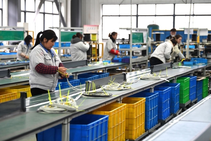 2022年2月16日，工作人員在安徽省滁州市汊河軌道交通裝備產(chǎn)業(yè)園的一家軌道交通裝備企業(yè)生產(chǎn)線上忙碌。安徽省滁州市來安縣汊河鎮(zhèn)地處皖蘇交界，緊鄰南京市江北新區(qū)。近年來，來安縣成為承接南京產(chǎn)業(yè)轉(zhuǎn)移的前沿陣地，汊河這個曾經(jīng)的傳統(tǒng)農(nóng)業(yè)小鎮(zhèn)緊抓機遇，開始深度融入長三角，參與產(chǎn)業(yè)協(xié)作分工。產(chǎn)業(yè)園吸引了越來越多長三角地區(qū)軌道交通企業(yè)入駐，形成了鐵路客車、城際軌道零部件研發(fā)、生產(chǎn)、銷售的產(chǎn)業(yè)集群。