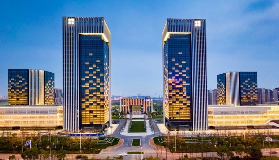 這是2019年3月13日拍攝的位于安徽合肥的中國聲谷產(chǎn)業(yè)園（無人機照片）。截至2024年，中國聲谷入駐企業(yè)超過2000戶，年產(chǎn)值超過2000億元，形成以智能語音及人工智能產(chǎn)業(yè)為核心的新一代信息技術(shù)產(chǎn)業(yè)集群。