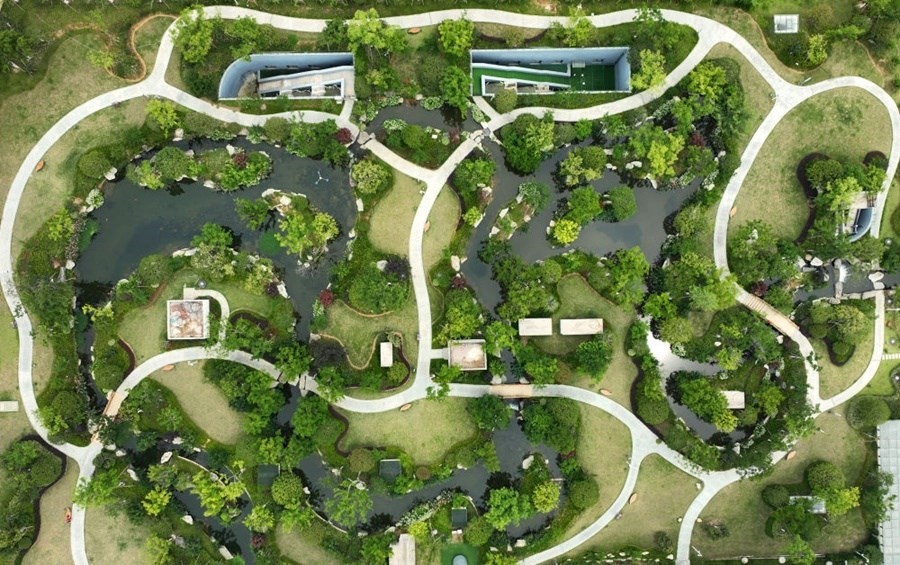 這是2023年6月15日拍攝的以“地上花園+地下治污”設(shè)計理念建設(shè)的九江市雙溪公園（無人機照片）。近年來，江西省九江市啟動中心城區(qū)水環(huán)境綜合整治工程，通過地下污水治理、岸線生態(tài)修復、興建“公園式”污水處理廠、城市智慧管網(wǎng)管控等措施，改善水環(huán)境，城市面貌煥然一新。