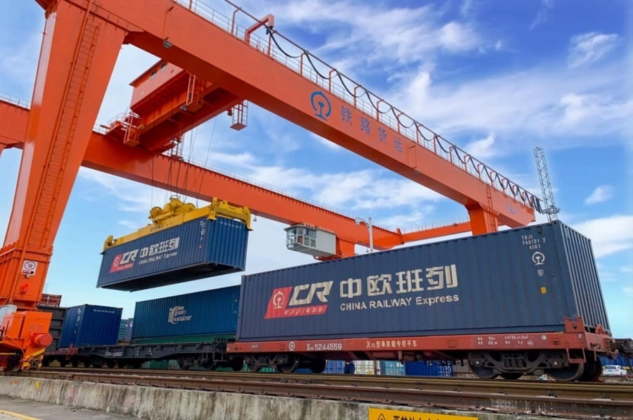 2022年4月29日，在鐵路合肥北站物流基地集裝箱作業(yè)區(qū)，龍門吊吊裝準備發(fā)運的中歐班列集裝箱。