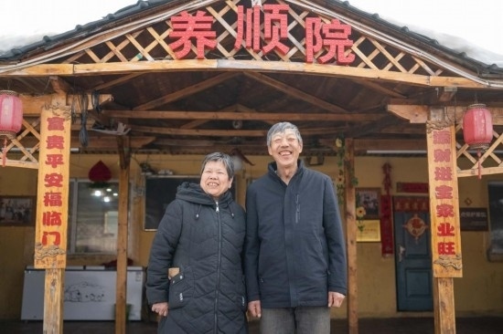 在伊春市友好區(qū)，伊春森工上甘嶺林業(yè)局有限責(zé)任公司溪水林場分公司退休職工劉養(yǎng)順（右）和老伴楊秋娥在自家農(nóng)家院中（3月13日攝）。新華社記者 謝劍飛 攝