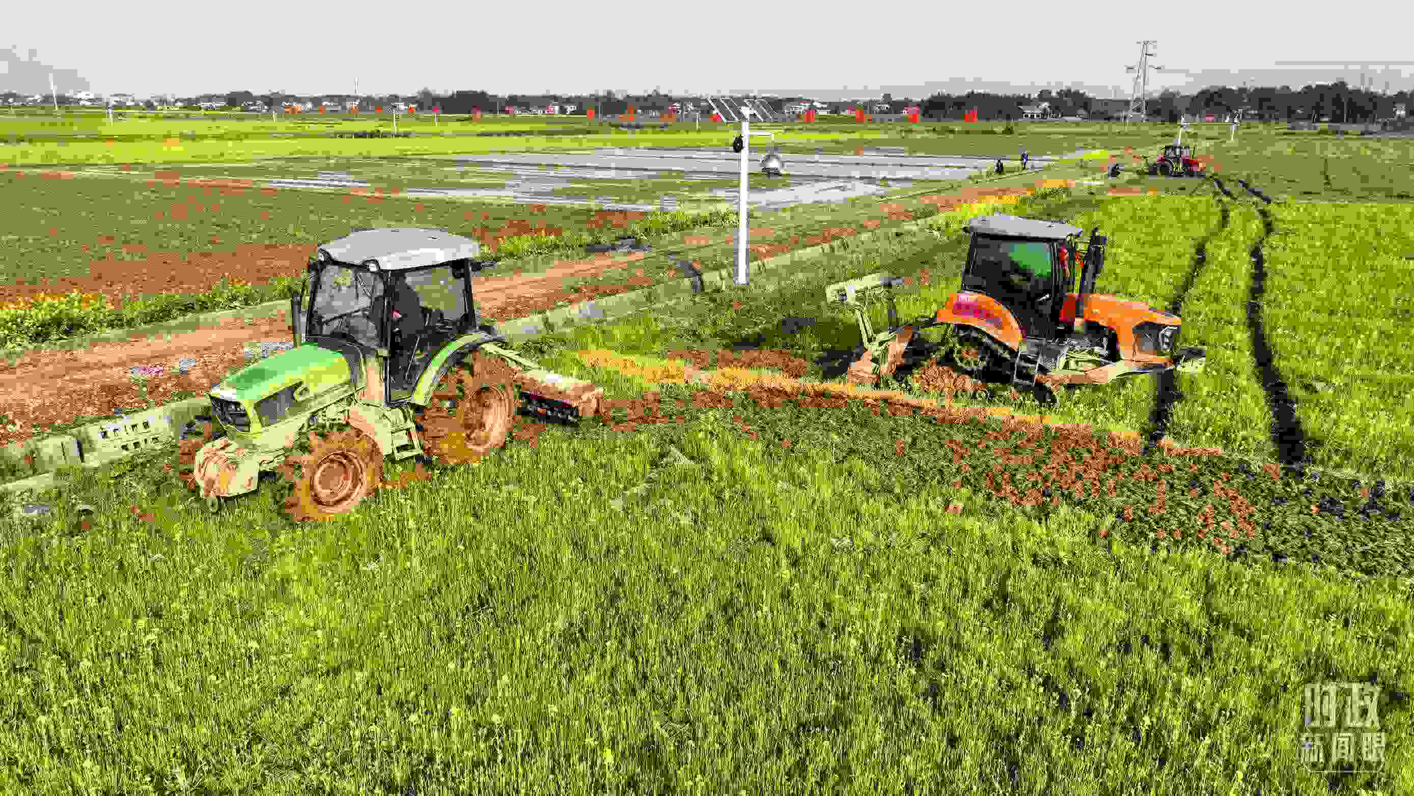 △位于港中坪村的糧食生產(chǎn)萬畝綜合示范片區(qū)，春耕備耕生產(chǎn)繁忙。（總臺(tái)央廣記者潘毅拍攝）