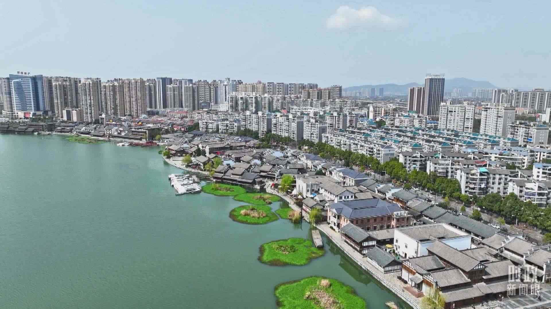 △沅江江畔，常德河街與現(xiàn)代建筑交相輝映。（總臺(tái)央視記者范凱拍攝）