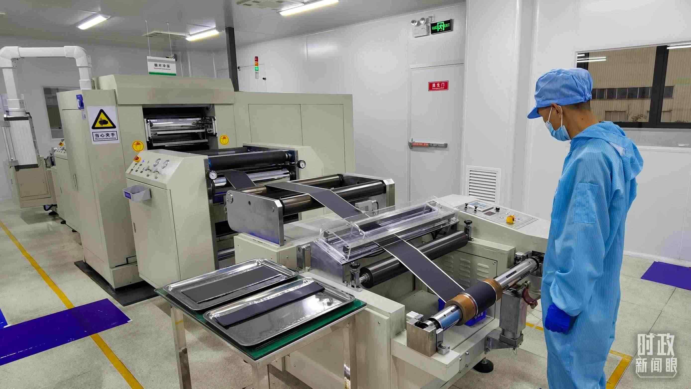 △這是電池生產(chǎn)的極片冷壓操作車間。（總臺(tái)央視記者郭鴻拍攝）