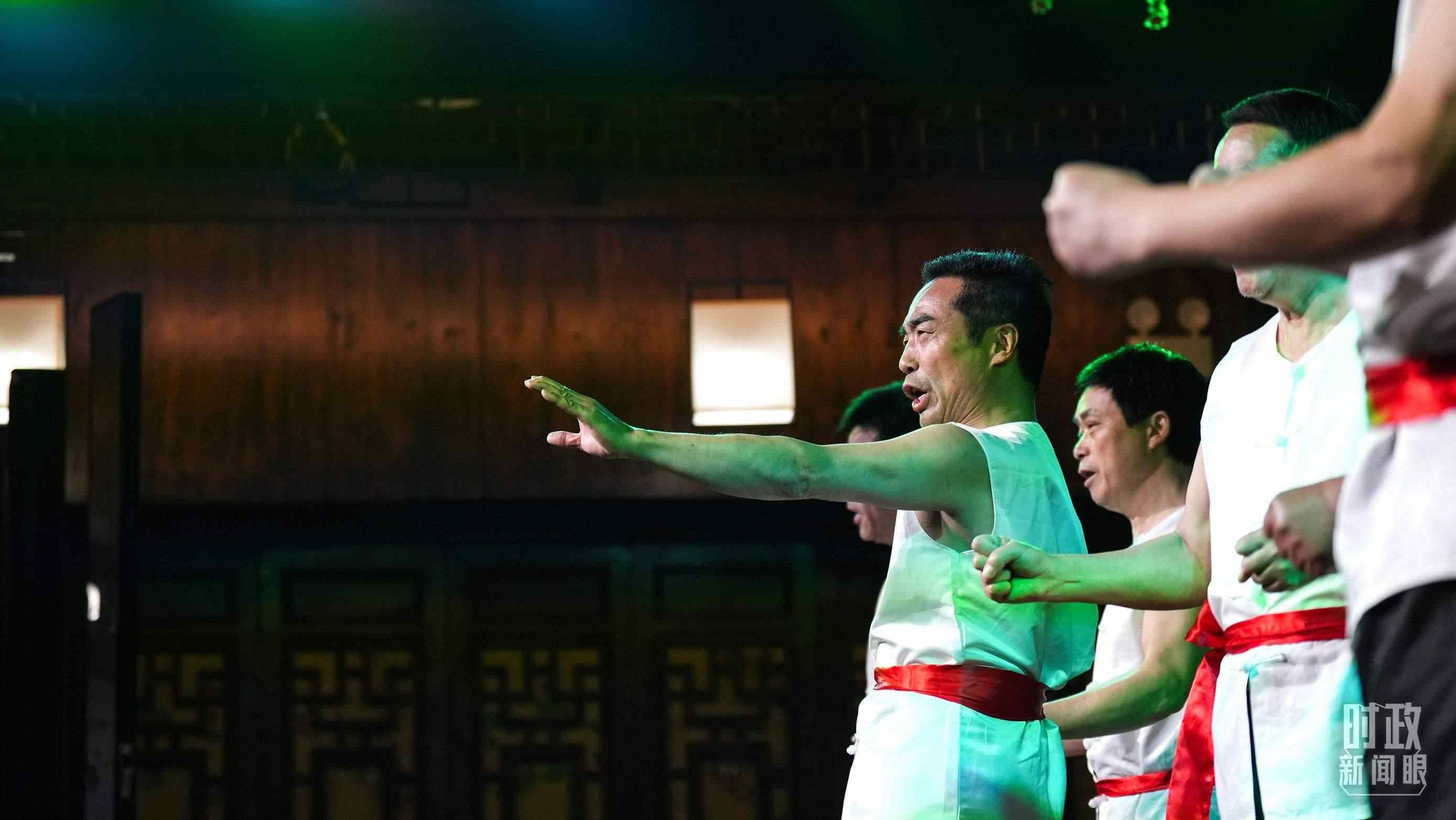 △常德河街，鴛鴦走馬樓上演常德高腔《穆桂英掛帥》和澧水船工號(hào)子。（總臺(tái)央視記者許永松、國(guó)廣記者李晉拍攝）