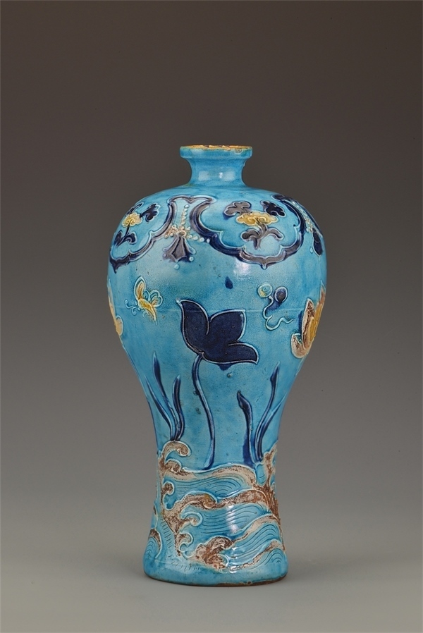 一號沉船出水的琺華彩蓮紋梅瓶。中國文物報社供圖