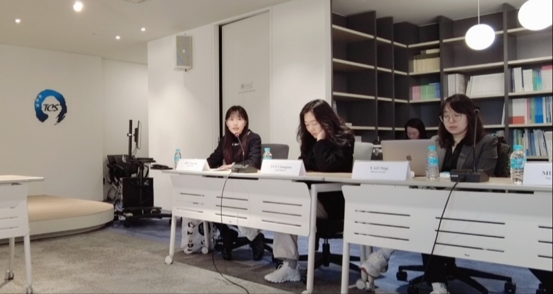 記者（左一）在交流活動上，以加強(qiáng)中日韓三國經(jīng)濟(jì)合作、增進(jìn)三國民眾相互理解為主題發(fā)表演講。權(quán)小星攝