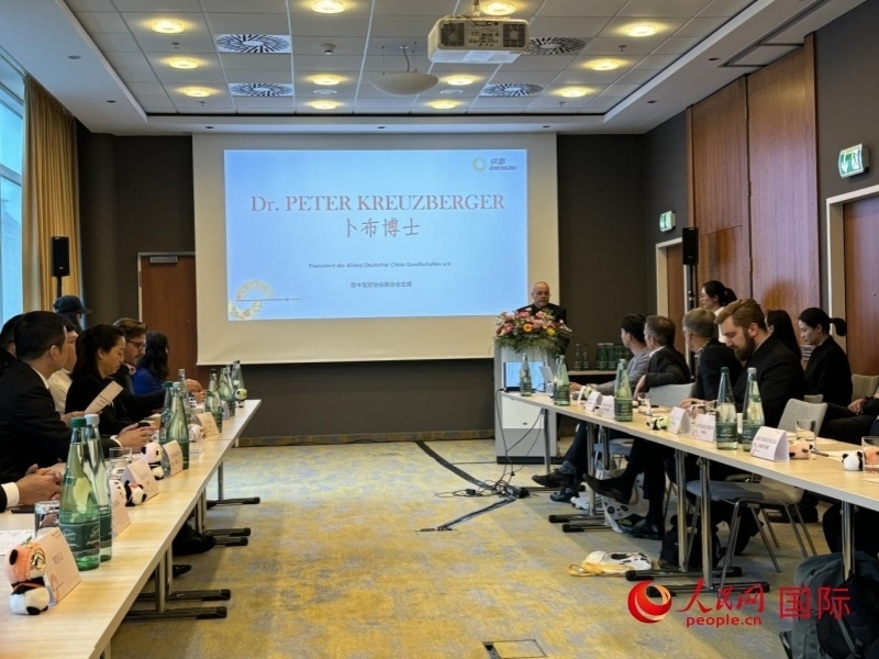 在成都文化旅游（柏林）推介座談會上，德中友好協(xié)會聯(lián)合會主席卜布致辭。人民網(wǎng)記者張慧中攝