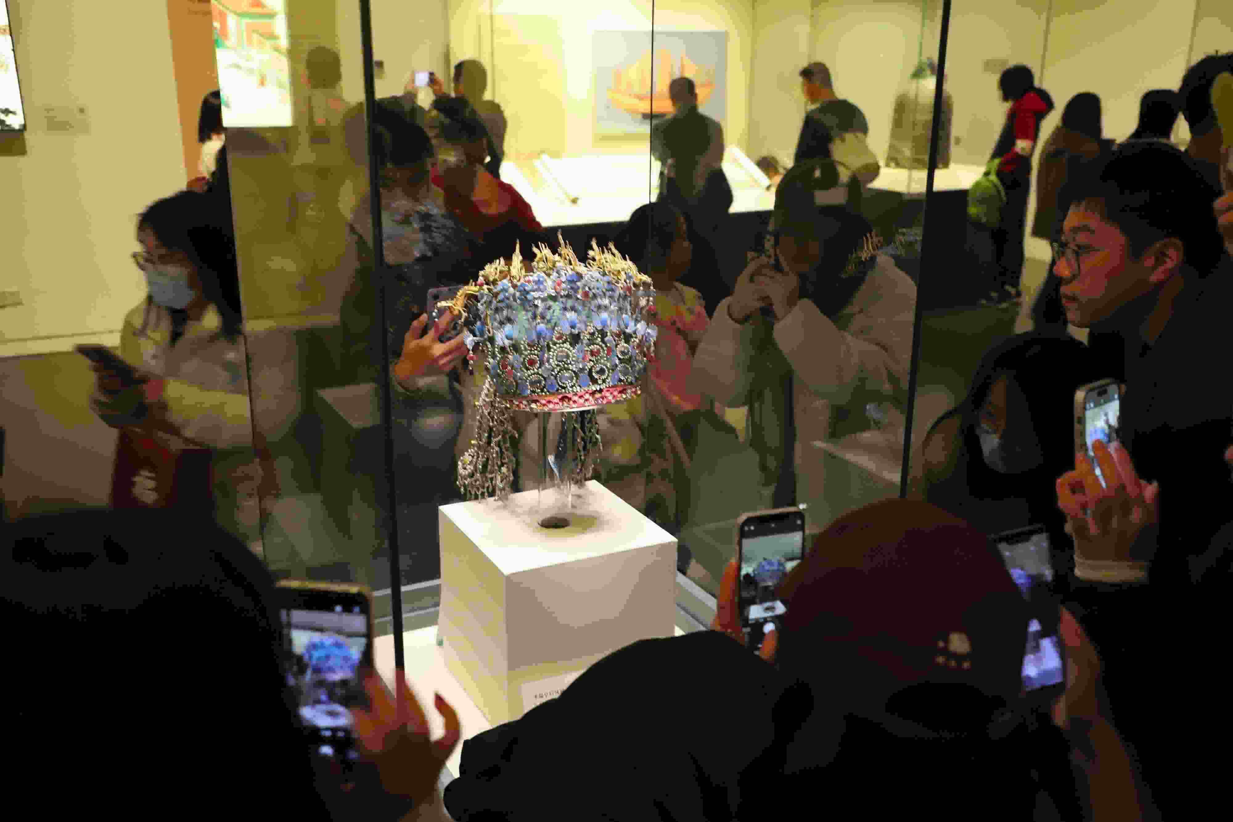 △ 2024年3月9日，北京，中國(guó)國(guó)家博物館，來(lái)自天南海北的游客在參觀藏品。