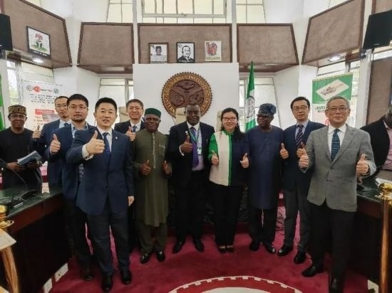 3月21日，與會嘉賓在首屆拉各斯論壇現(xiàn)場合影留念。（圖片由中國駐拉各斯總領(lǐng)事館提供）