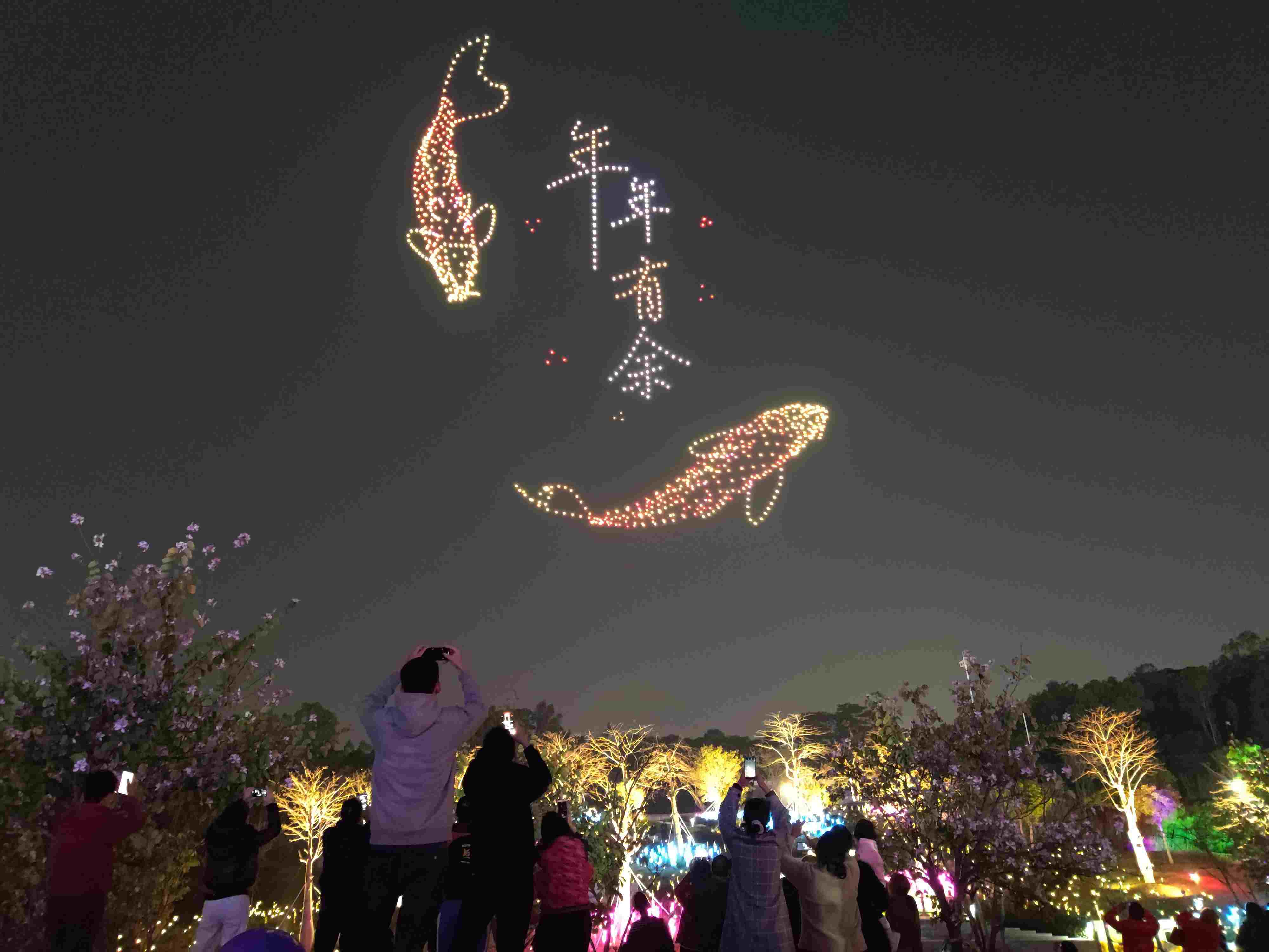 △ 2024年2月10日，深圳北站中心公園，春節(jié)主題無(wú)人機(jī)燈光秀引來(lái)眾多游客駐足觀看。