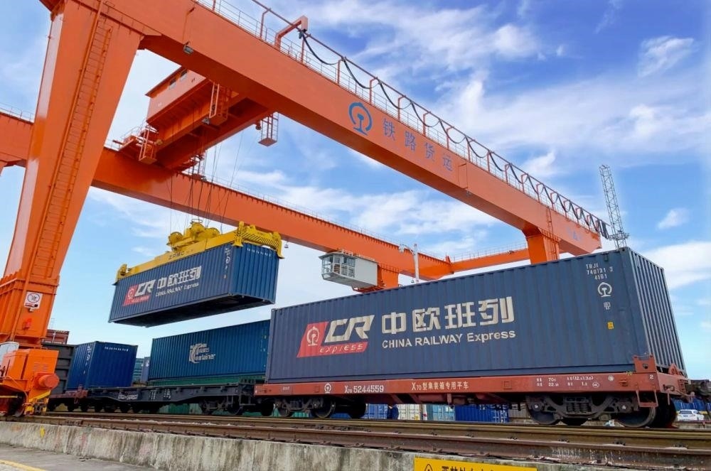 △2022年4月29日，在安徽合肥北站物流基地集裝箱作業(yè)區(qū)，準備發(fā)運的中歐班列集裝箱。