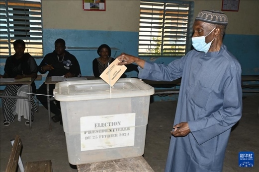 3月24日, 選民在塞內(nèi)加爾首都達(dá)喀爾的一處投票站投票。新華社發(fā)（登巴·蓋伊攝）