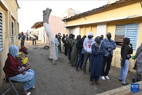 3月24日, 選民在塞內(nèi)加爾首都達(dá)喀爾的一處投票站前排隊(duì)。新華社發(fā)（登巴·蓋伊攝）