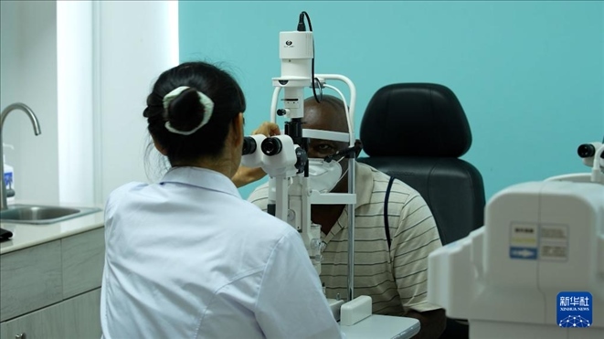 3月4日，在多米尼克羅索的中多友誼醫(yī)院眼科中心，援多醫(yī)療隊成員、南方醫(yī)科大學(xué)第三附屬醫(yī)院眼科主治醫(yī)師魯志卿為病人做檢查。新華社記者 王朝 攝