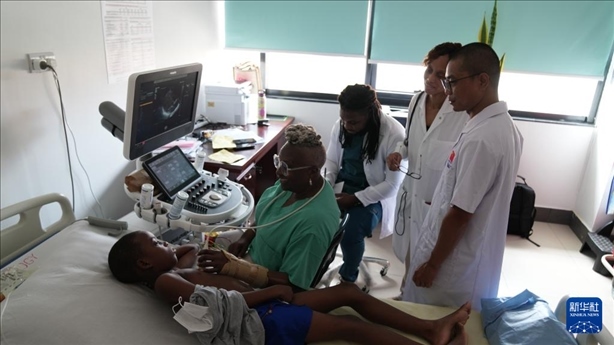 3月4日，在多米尼克羅索的中多友誼醫(yī)院，援多醫(yī)療隊成員、南方醫(yī)科大學(xué)第五附屬醫(yī)院心血管內(nèi)科主治醫(yī)師駱志鵬與當(dāng)?shù)蒯t(yī)生共同診療。新華社記者 王朝 攝