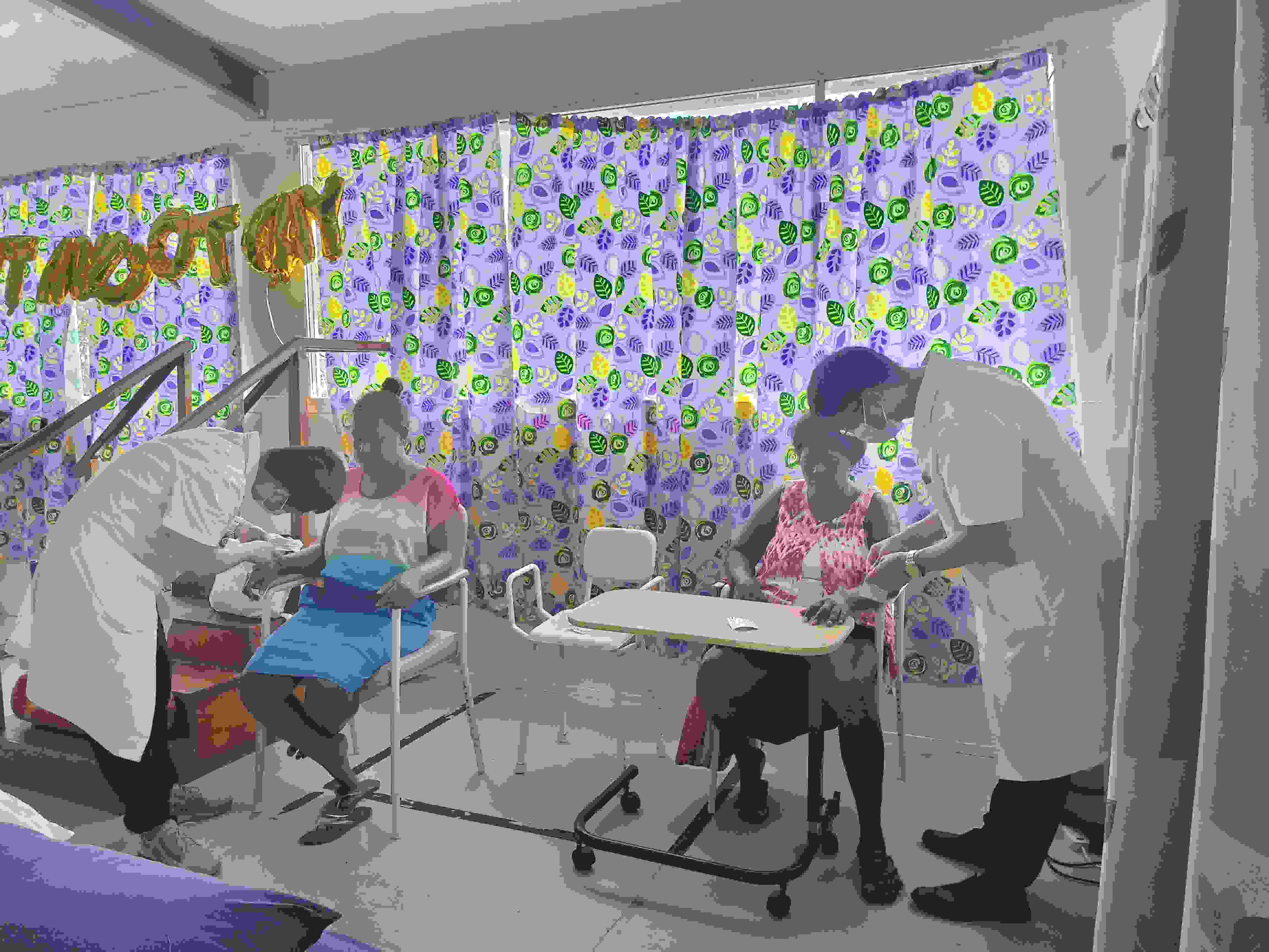 2023年7月3日，中國援助所羅門群島醫(yī)療隊針灸大夫在所羅門群島首都霍尼亞拉國家轉診醫(yī)院為患者治療。