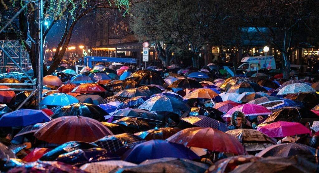 3月24日，在塞爾維亞南部城市普羅庫普列，人們參加北約轟炸南聯(lián)盟遇難者悼念儀式。新華社發(fā)（王韡攝）